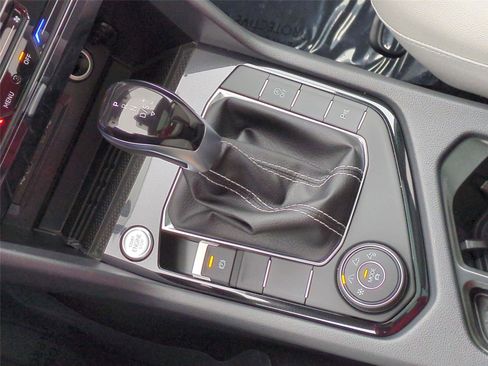 New 2026 Volkswagen Taos SE image 12