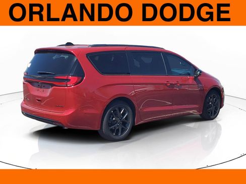 New 2025 Chrysler Pacifica Limited image 3