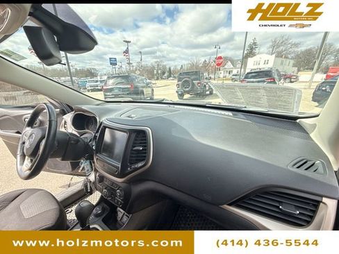 Used 2017 Jeep Cherokee Latitude w/ Cold Weather Group image 26