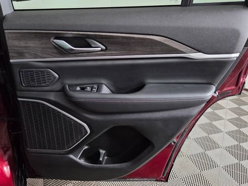 Used 2023 Jeep Grand Cherokee Limited w/ Black Appearance Package image 35