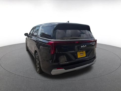 Used 2026 Kia Carnival FWD image 11