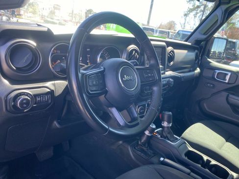 Certified 2022 Jeep Gladiator Sport AWD/4WD image 24