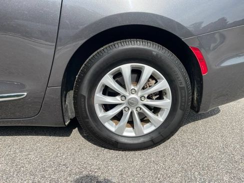 Used 2019 Chrysler Pacifica Touring-L w/ Advanced Safetytec Group FWD image 32