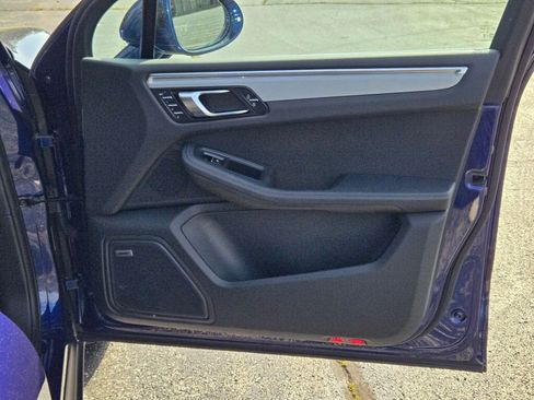 Used 2025 Porsche Macan image 35