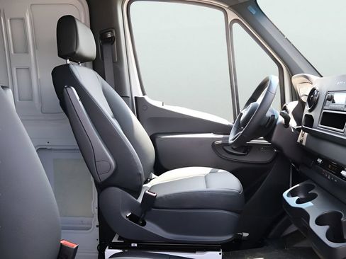Used 2025 Mercedes-Benz Sprinter 2500 image 8