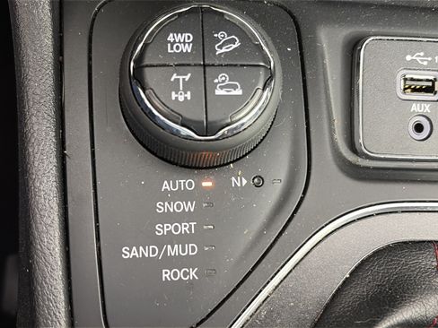 Used 2020 Jeep Cherokee Trailhawk AWD/4WD image 24