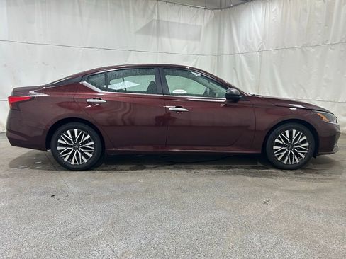 Used 2024 Nissan Altima 2.5 SV image 9