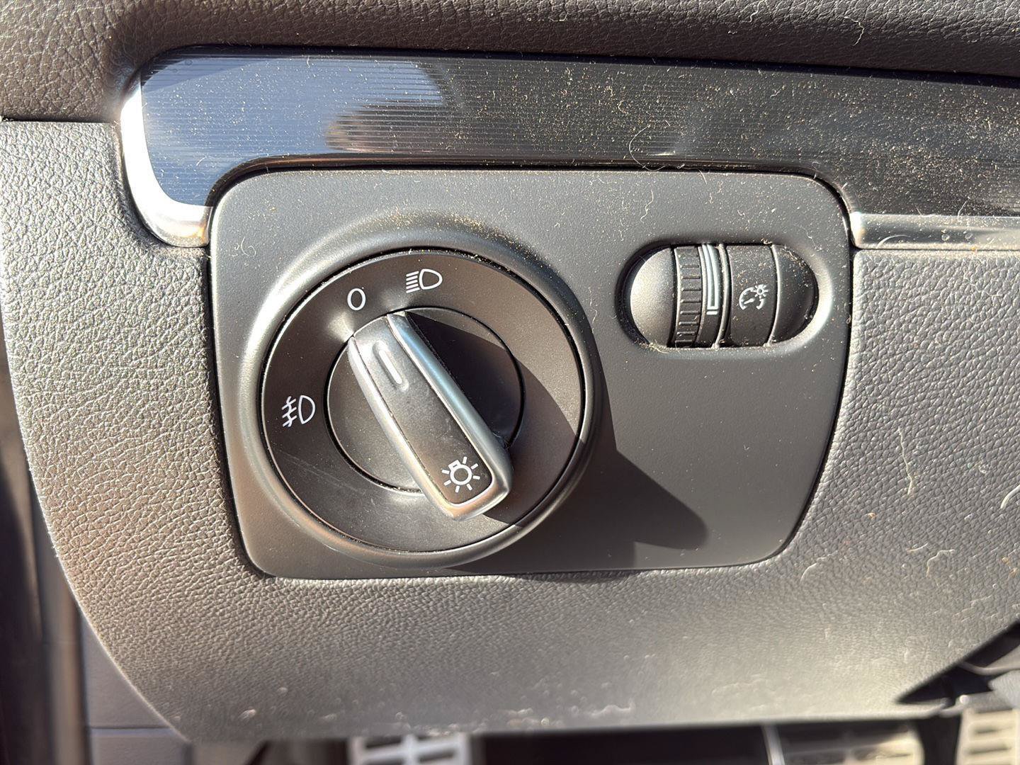Used 2011 Volkswagen Golf 4-Door FWD image 15