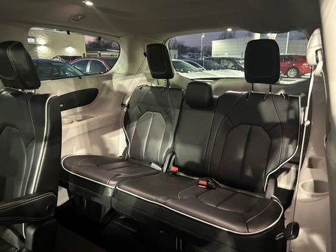Used 2023 Chrysler Pacifica Limited image 23
