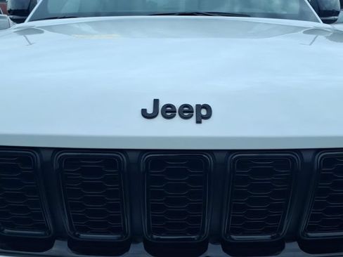 Certified 2023 Jeep Grand Cherokee Altitude AWD/4WD image 12