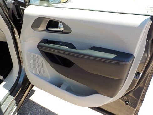 Used 2022 Chrysler Pacifica Touring-L image 15