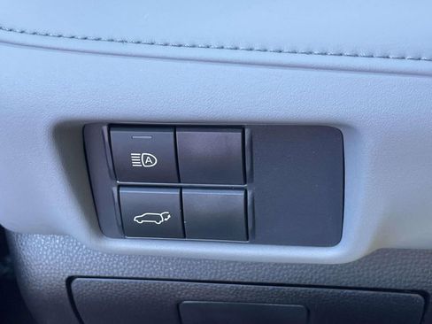 Used 2020 Toyota Highlander LE image 18