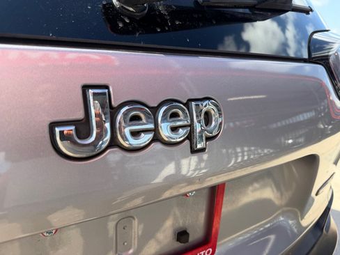 Used 2019 Jeep Cherokee Latitude Plus w/ Comfort/Convenience Group FWD image 39