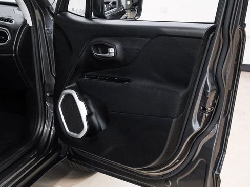 Used 2018 Jeep Renegade Latitude image 47