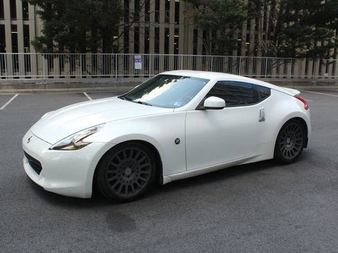 Used 2011 Nissan 370Z Coupe RWD image 12