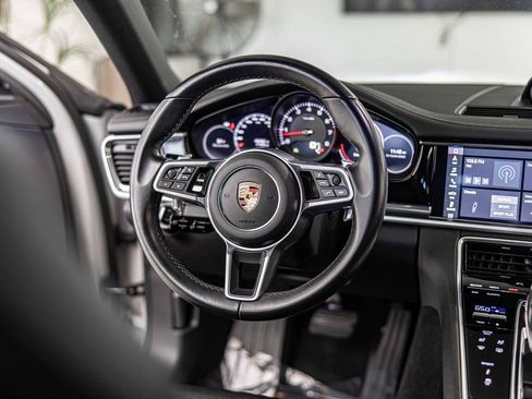 Used 2019 Porsche Panamera image 40