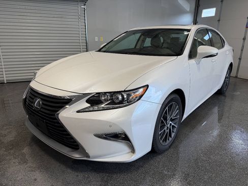 Used 2017 Lexus ES 350 w/ Premium Package FWD image 2