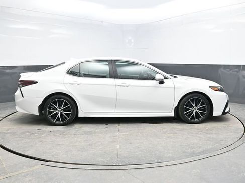 Used 2022 Toyota Camry SE image 8