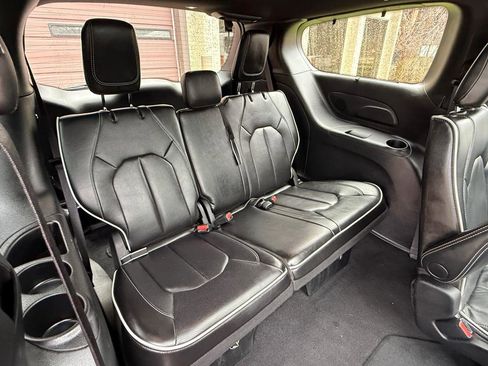 Used 2025 Chrysler Pacifica Limited image 21