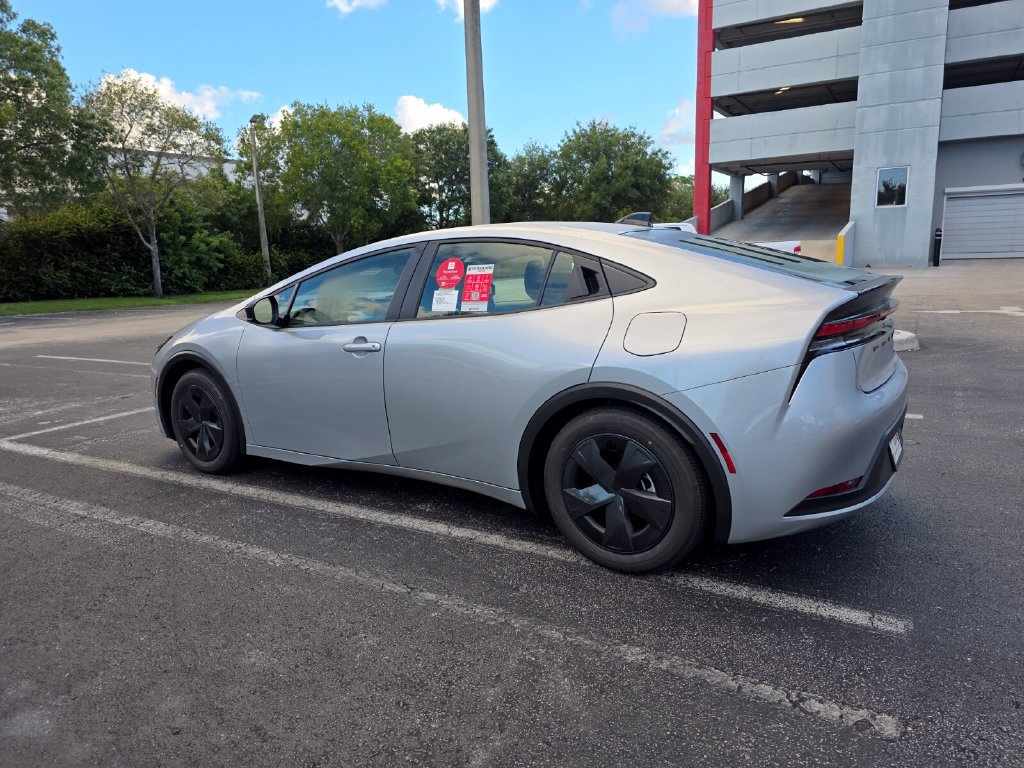New 2027 Toyota Prius LE FWD image 9