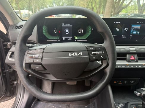 Used 2025 Kia K4 FWD image 25