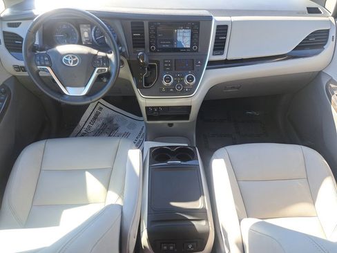 Used 2020 Toyota Sienna Limited image 10