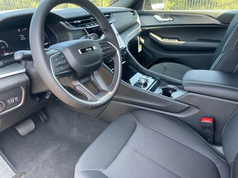 New 2025 Jeep Grand Cherokee L Laredo image 15