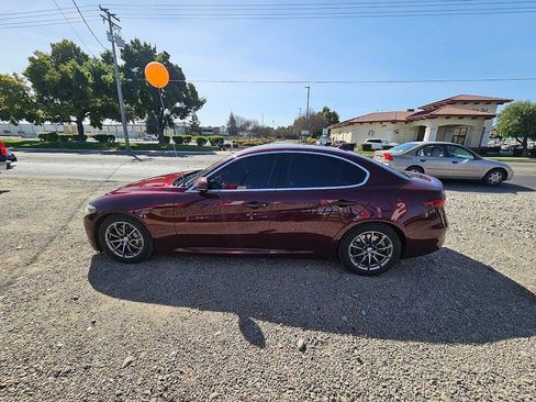 Used 2017 Alfa Romeo Giulia image 8