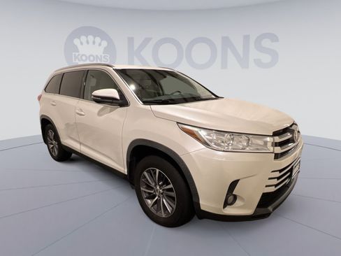 Used 2019 Toyota Highlander XLE AWD/4WD image 2