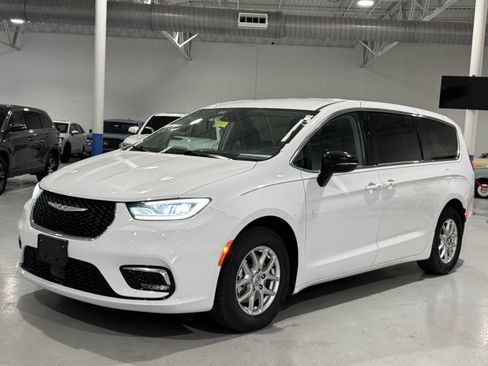 Used 2024 Chrysler Pacifica Touring-L image 12