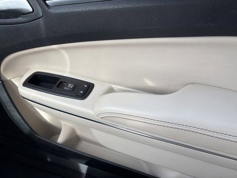Used 2017 Chrysler 300 C image 20