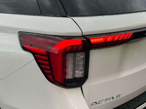 Used 2026 Ford Explorer Active AWD/4WD image 11
