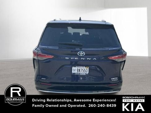 Used 2023 Toyota Sienna Limited image 5