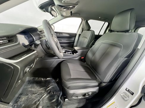 Used 2023 Jeep Grand Cherokee Laredo w/ Luxury Tech Group I image 20