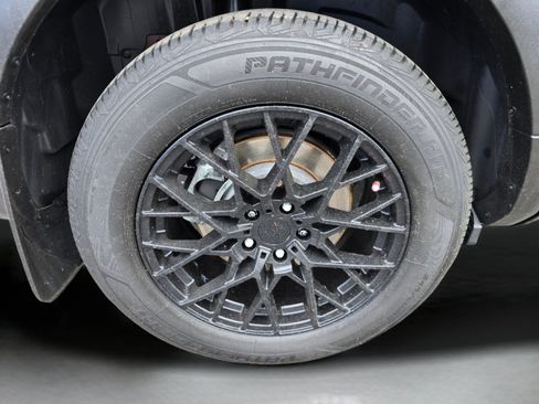 Used 2018 Ford Explorer XLT w/ Equipment Group 201A AWD/4WD image 31