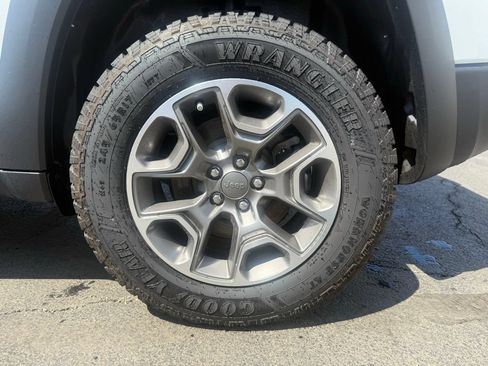Used 2022 Jeep Cherokee Trailhawk w/ Premium Leather Package AWD/4WD image 34