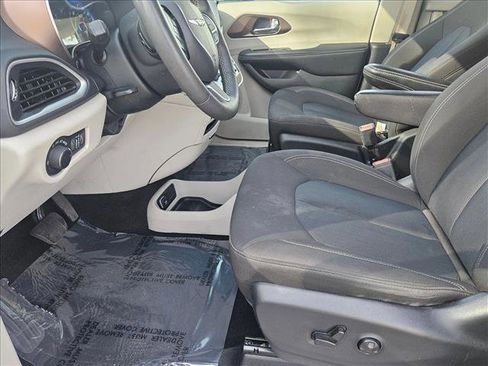 Used 2022 Chrysler Voyager LX image 15