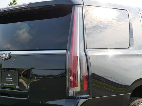 Used 2018 Cadillac Escalade Platinum AWD/4WD image 19