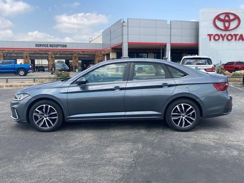 Used 2025 Volkswagen Jetta SE FWD image 8