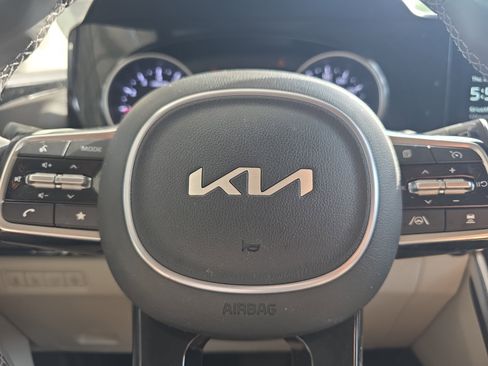 Certified 2024 Kia Carnival EX FWD image 9