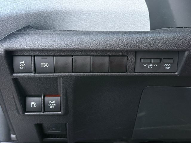 Certified 2025 Toyota Sienna XLE FWD image 25