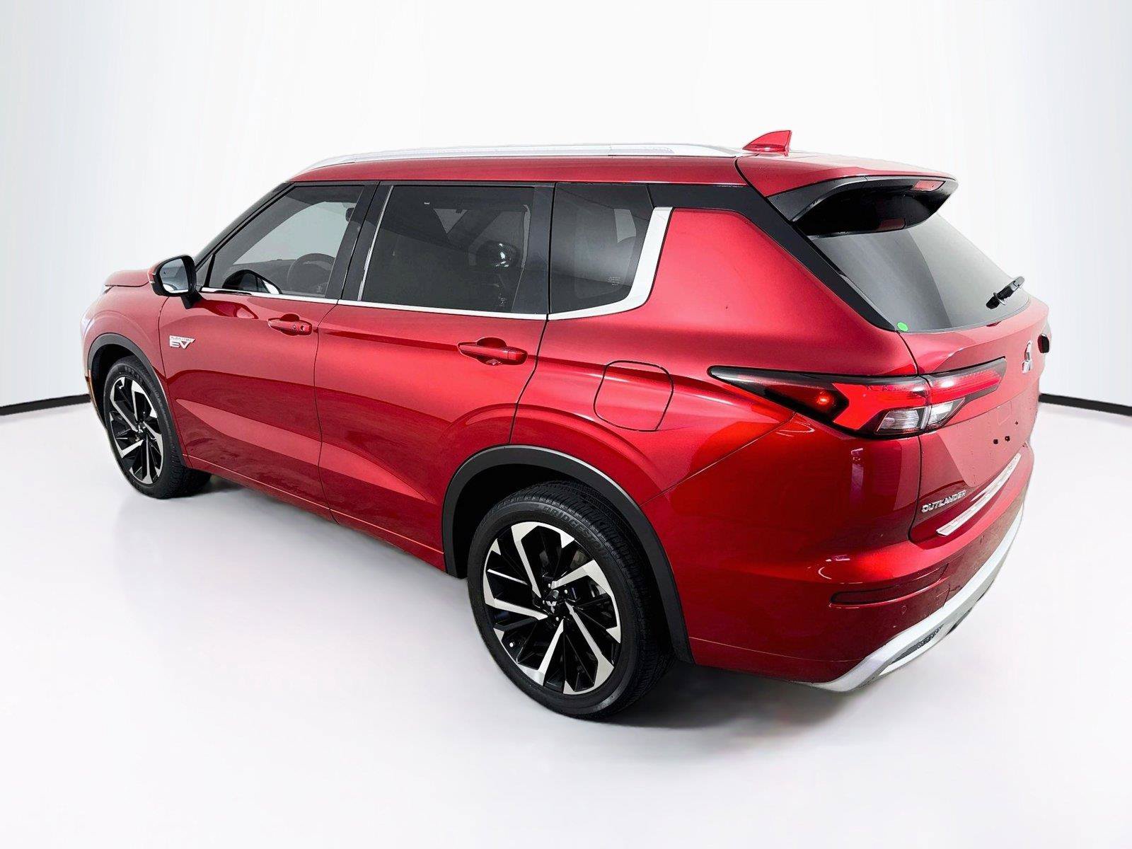 Used 2024 Mitsubishi Outlander 4WD Plug-In Hybrid image 3