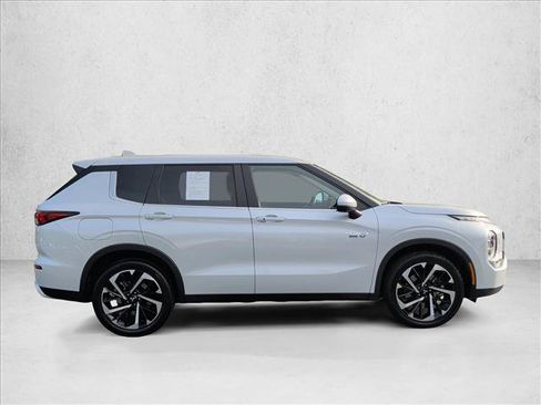 Used 2024 Mitsubishi Outlander 4WD Plug-In Hybrid image 4