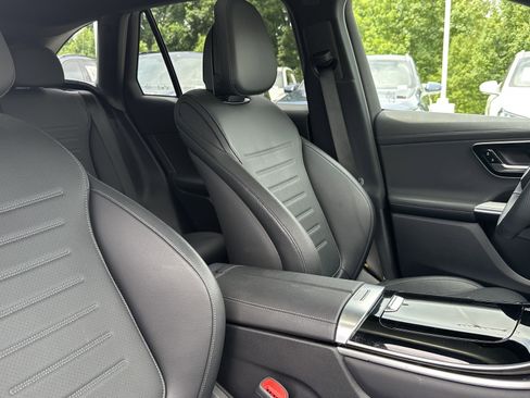 Used 2025 Mercedes-Benz GLC 300 4MATIC image 33