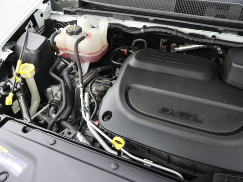 Used 2024 Chrysler Pacifica Touring-L FWD image 18