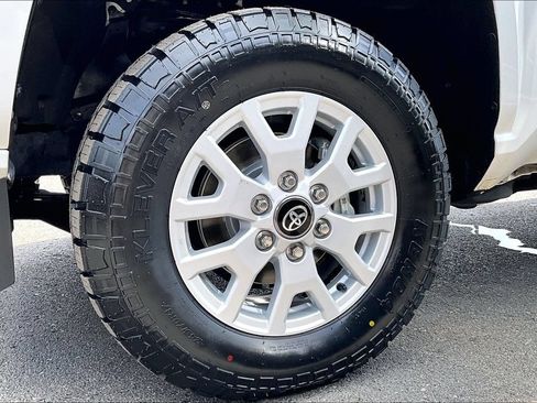 Used 2025 Toyota Tacoma SR5 AWD/4WD image 35