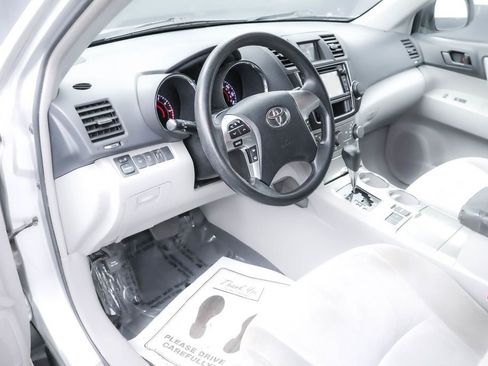 Used 2013 Toyota Highlander Base Plus V6 w/ Cold Weather Pkg image 3