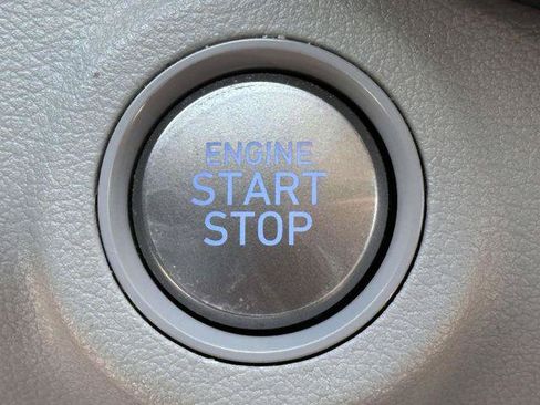 Certified 2025 Hyundai Venue SEL FWD image 27