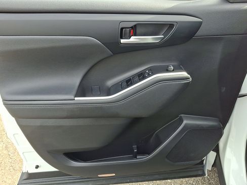 Used 2023 Toyota Highlander XLE image 12