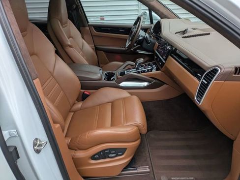Certified 2023 Porsche Cayenne Turbo S AWD/4WD image 34